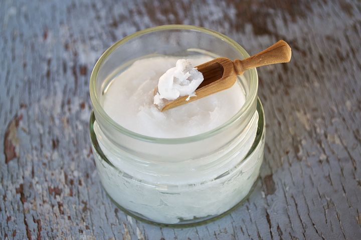 coconut-oil-on-wooden-spoon